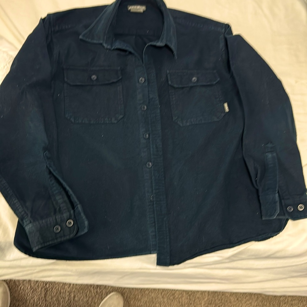 Thick warm button down shirt. Hard to capturer the color but it’s a dark navy.